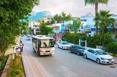 Kemer, Turkey - 13 Mayıs 2017: Resort yemyeşil yeşil ağaçlar arasında rahat aile otel ve 13 Mayıs kemer üzerinde binme halk otobüsü ile merkezi caddelerinden biri.