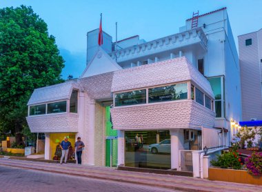 Kemer, Turkey - 13 Mayıs 2017: Küçük modern bir otel Deniz sokakta doğal cephe üzerinde 13 Mayıs kemer Doğu tarzı, oyma alçı kalıpları ile dekore edilmiş,.