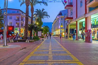 Kemer, Türkiye - 13 Mayıs 2017: Akşam yürüyerek şehir merkezinde, Merkez Alışveriş Caddesi mağazaları 13 Mayıs kemer ile parlak ışıklar, turist çekmek.