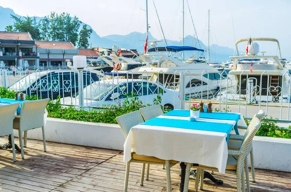 Popüler Sahil Kafe Kemer Marina Türkiye Manzaralı Güzel Yaz Terasına — Stok fotoğraf