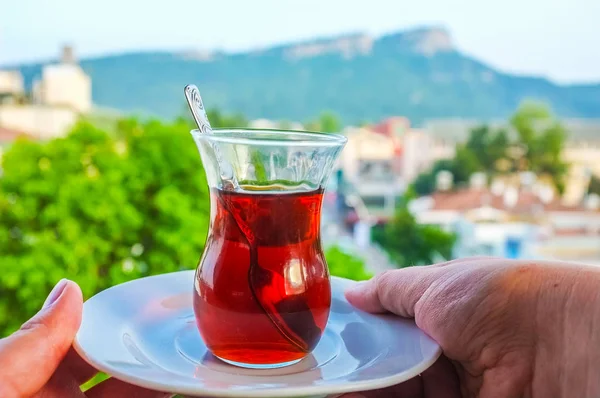 在玻璃上涂凯梅尔 土耳其金牛座山观搅拌土耳其红茶 — 图库照片