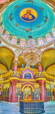 Cairo, Mısır - 23 Aralık 2017: Panoramik taş İkonostasisin ve boyalı kubbe üzerinde Aralık 23, Kahire Saint George Kilisesi