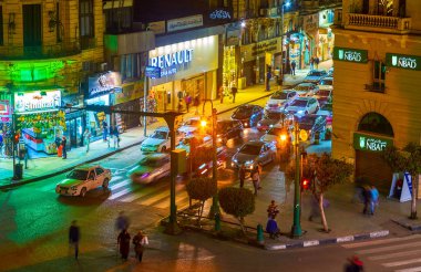 Cairo, Mısır - 23 Aralık 2017: Talat Harb kare üzerinde Aralık 23, Kahire yol boyunca moda mağazaları manzaralı yaya geçidi arabalara.
