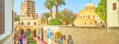 Cairo, Mısır - 23 Aralık 2017: Büyük kilise ile tarihi Hıristiyan Kıpti mahalle ve simgeleri, Aralık 23, Kahire ile avlu görünümü