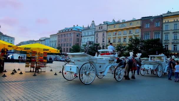 Krakow Polónia Junho 2018 Antigas Carruagens Puxadas Cavalo Plac Mariacki — Vídeo de Stock
