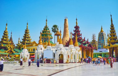 Yangon, Myanmar - 27 Şubat 2018: çok sayıda süslü türbeler, oyulmuş stupas ve görüntü evler, bu en kutsal yapma da önemli mimari tarihi 27 Şubat Yangon yapılan yerleştirin Shwedagon Pagoda karmaşık övünme