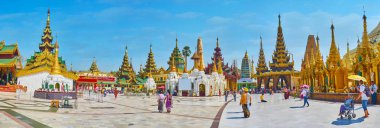 Yangon, Myanmar - 27 Şubat 2018: Panorama, Shwedagon üzerinde 27 Şubat Yangon yapılan pagodadan ve türbelerin, pyatthat (multistaged) çatılar çevrili Pagoda karmaşık zafer yere (zafer noktası) ile