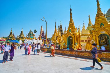 Yangon, Myanmar - 27 Şubat 2018: Shwedagon Pagoda Ortaçağ kompleksinin 27 Şubat Yangon yapılan geleneksel Birmanya sanat ve kült mimarisi, keşfetmek için en iyi yerdir