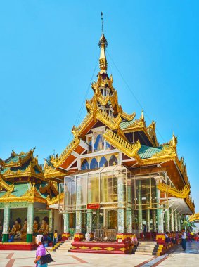 Yangon, Myanmar - 27 Şubat 2018: Tapınak ve Buda Kutsal diş kalıntı yinelemede Shwedagon Pagoda doğal pyatthat çatısı ve 27 Şubat Yangon yapılan HTI şemsiye ile uzun boylu spire karmaşık