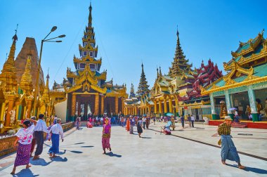 Yangon, Myanmar - 27 Şubat 2018: Shwedagon Batı tarafında uzun boylu pyatthat çatısı ve dekorlar, Şubat 27 Yangon yapılan oyma kompleks Kassapa Buda görüntü House manzaralı yürüyüş