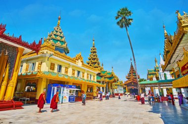 Yangon, Myanmar - 27 Şubat 2018: Shwedagon Pagoda gerekçesiyle Ortaçağ manzaralı zengin görüntü evleri, stupas, türbelerin ve arka plan üzerinde Kuzey kapısı üzerinde 27 Şubat Yangon olarak dekore edilmiş