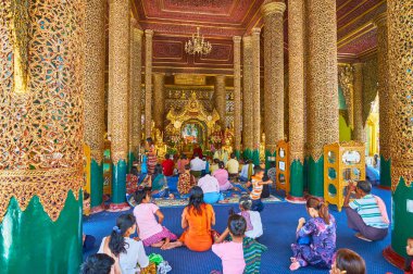 Yangon, Myanmar - 27 Şubat 2018: Kalabalık dua hall, Gautama Buda görüntü hanesi Shwedagon Zedi Daw, karmaşık oyma desenleri ve ayna kakma, Şubat 27 Yangon olarak dekore edilmiş