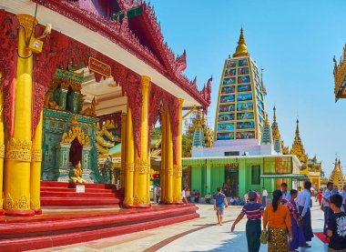 Yangon, Myanmar - 27 Şubat 2018: Kutsal saç kalıntı yıkama mirrorwork ve rakamlar ile dekore edilmiş olan iyi, kafes ve onun tapınak, Shwedagon, sütunları ile 27 Şubat Yangon olarak görülür