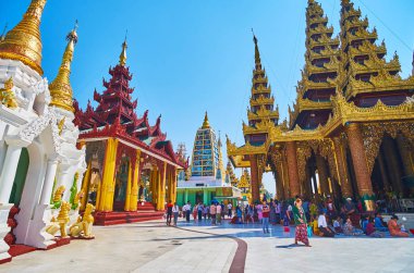 Yangon, Myanmar - 27 Şubat 2018: Hacı 27 Şubat Yangon olarak Gautama Buda görüntü ev ve kutsal saç kalıntı yıkama de Tapınak, Shwedagon Pagoda kompleksi, kalabalık