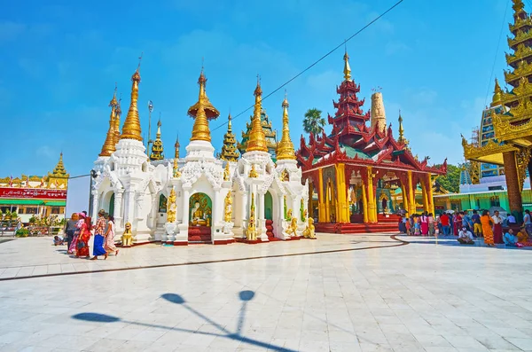 Yangon Myanmar Februari 2018 Gruppen Vit Puts Stupas Med Golden — Stockfoto