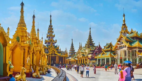 Yangon Myanmar Února 2018 Poutníci Chůze Kruhu Alej Shwedagon Pagoda — Stock fotografie