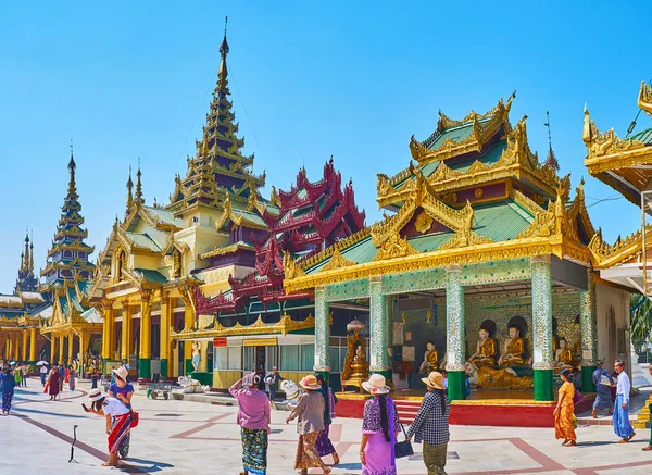 Yangon Myanmar Febbraio 2018 Stupa Principale Shwedagon Circondato Vicolo Circolare — Foto Stock