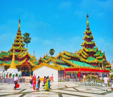 Yangon, Myanmar - 27 Şubat 2018: Shwedagon, zafer toprağa 27 Şubat Yangon içinde bulunan Multitiered (pyatthat) çatılar Kral Singu'nın Min Bell ve Chanthargyi Buda görüntü House,