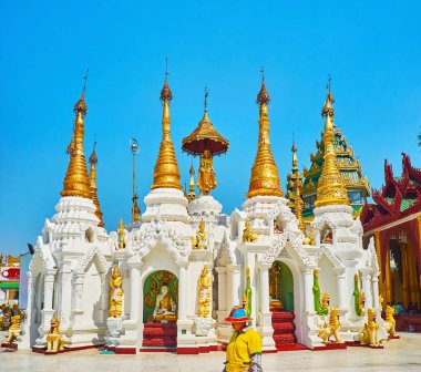 Yangon, Myanmar - 27 Şubat 2018: Oyma sıva türbelerin altın stupas ve süslü HTI şemsiye zafer üzerinde 27 Şubat Yangon yapılan Shwedagon Zedi Daw (Aspicious yere) noktasında