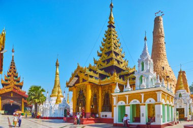 Yangon, Myanmar - 27 Şubat 2018: Türbelerin ve Shwedagon Zedi Daw Naungdawgyi Pagoda, Şubat 27 Yangon yapılan Kadırga yapılarda kaplı ile Kuzey sokak boyunca görüntü evleri