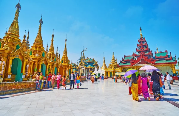 Yangon Myanmar Února 2018 Turistů Poutníků Procházka Kolem Shwedagon Zedi — Stock fotografie