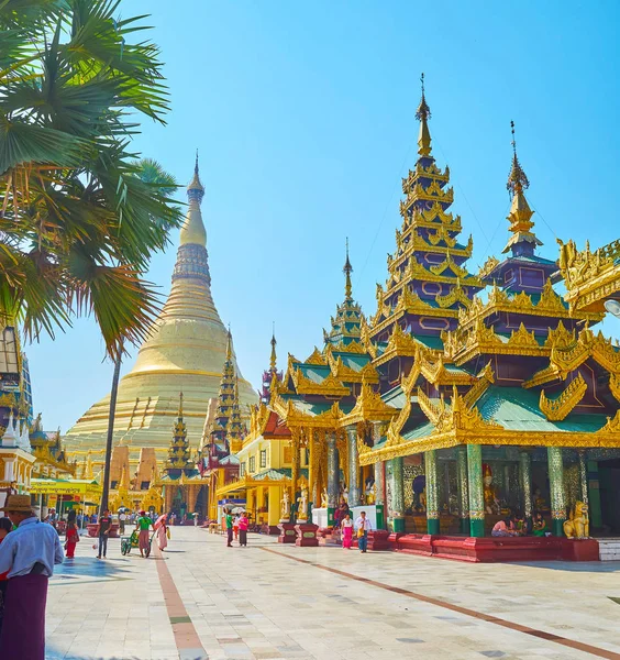 Yangon Myanmar Února 2018 Velká Zlatá Stúpa Shwedagon Považuje Vyřezávané — Stock fotografie