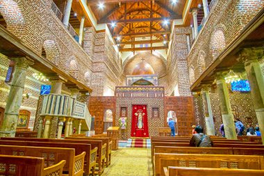 Cairo, Mısır - 23 Aralık 2017: Güzel iç St çok kilise üzerinde Aralık 23, Kahire yüksek oyma kutsal ekraan ile.