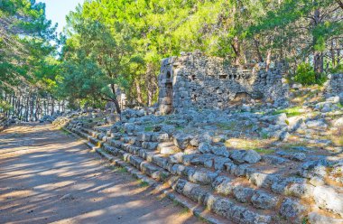 Phaselis deniz liman yolunu Domitian Agora, Tekirova, Türkiye'nin kalıntıları bir görünüm ile yürümek.