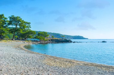 Savaş Limanı Phaselis - antik Roma kenti Kemer tatil, Tekirova, Türkiye bitişik boyunca rahat Çakıl Plajı.