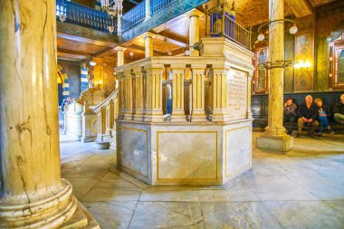 Cairo, Mısır - 23 Aralık 2017: Haham 's cathedra, (Bimah) Ben Ezra Sinagogu üzerinde Aralık 23, Kahire Kıpti mahallede erkekler ibadet salonunda içinde.