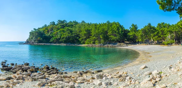Güzel Çakıl Plajı Iğne Yapraklı Orman Arka Planda Phaselis Türkiye — Stok fotoğraf