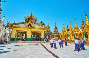 Yangon, Myanmar - 27 Şubat 2018: Shwedagon Zedi Daw altın stupas bir satýr ve Çin Merited Derneği Tazaung, Şubat 27 Yangon içinde gölgeli pavilion ile