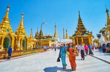Yangon, Myanmar - 27 Şubat 2018: Hacı Shwedagon Zedi Daw daire sokak altın stupas ve türbelerin ile arka plan üzerinde 27 Şubat Yangon yapılan yürüyüş