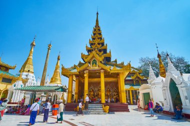 Yangon, Myanmar - 27 Şubat 2018: Şubat 27 Yangon yapılan Shwedagon Zedi Daw daire sokak ortasında yaldızlı iç doğal resim evi