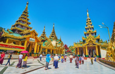 Yangon, Myanmar - 27 Şubat 2018: Western sokak Shwedagon Pagoda menziller arasında Rakhine Tazaung tapınak sol ve sağda 27 Şubat Yangon olarak Kassapa Buda görüntü evden