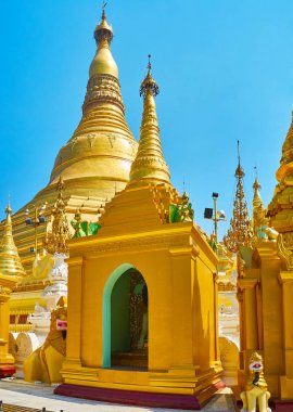 Shwedagon Pagoda küçük stupas daire Buda, küçük türbelerin, gezegen mesaj ve diğer dini nesneleri, Yangon, Myanmar görüntüleri ile çevrilidir.