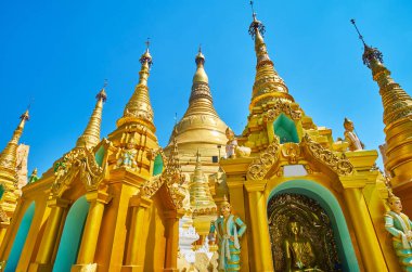 Kabartma altın stupas Shwedagon oyma desenleri ile karmaşık, alçı ayrıntıları, Buda ve dini heykeller, Yangon, Myanmar görüntüleri.