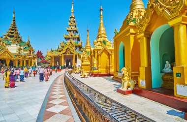 Yangon, Myanmar - 27 Şubat 2018: Dış stupas Shwedagon Pagoda, mum ve tütsü, sopa için sunak üzerinde 27 Şubat Yangon olarak Kassapa Buda görüntü Batı kapısı, evinde uzanan ile
