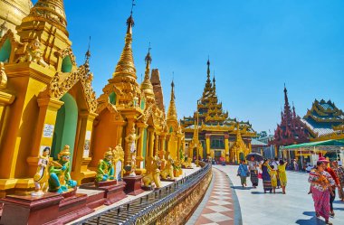 Yangon, Myanmar - 27 Şubat 2018: Shwedagon Pagoda daire sokak dış stupas bir satýr bir görünüm ve Konagomana Buda görüntü ev üzerinde 27 Şubat Yangon içinde mesafe ile