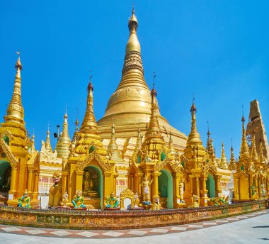 Shwedagon Zedi Daw büyük ana stupa HTI şemsiye ve Buda görüntüleri, Yangon, Myanmar zil ile dekore edilmiş olan küçük dış stupas yüzlerce arkasında yükselen.
