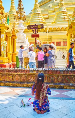 Yangon, Myanmar - 27 Şubat 2018: Hacılar Perşembe Buda banyo dini ayin gerçekleştirmek köşe, Plantetary yazılarda, Shwedagon Pagoda, Yangon 27 Şubat.