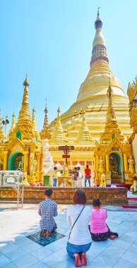 Yangon, Myanmar - 27 Şubat 2018: Hacılar Shwedagon Pagoda, doğal türbelerin ve arka plan üzerinde görüntü evleri ile Perşembe köşede 27 Şubat Yangon yapılan dua.