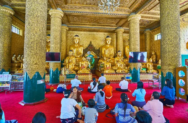 Yangon Myanmar Febrero 2018 Los Peregrinos Oración Kassapa Buddha Image — Foto de Stock