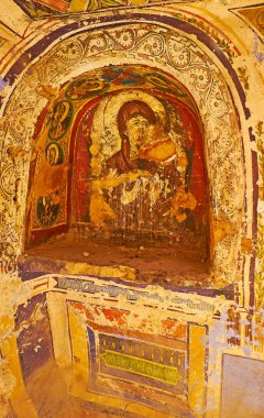 St Catherine, Mısır - 25 Aralık 2017: Küçük niş içinde God-Trodden Mount Sinai (St Catherine) Manastırı bir duvar üzerinde 25 Aralık St Catherine içinde Bizans desenleri ile Meryem Ana fresk ile.