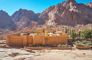 Sacred Monastery of God-Trodden Mount Sinai (St Catherine Monastery) Sina Çölü, Mısır, kırmızı kayalarla çevrili.