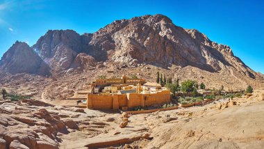 Sacred Monastery of God-Trodden Mount Sinai, Mısır büyük kale duvarı ile çevrili Sina (St Catherine Monastery) Panoraması.