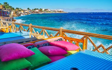 Dahab resort, Sinai, Mısır açık kafe Teras karşı fırtınalı dalgalar gürültüyle çarpmak.