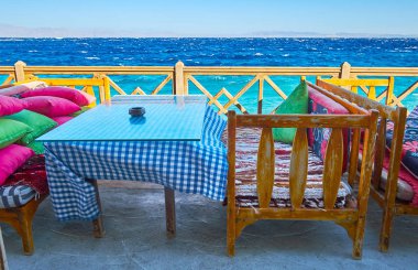 Yaz Cafe tablo Akabe Körfezi, Dahab resort, Sinai, Mısır deniz manzarası izlemek için mükemmel bir yerdir.