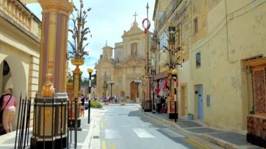 Rabat, Malta - 16 Haziran 2018: Collegiate St Paul's Kilisesi St Agatha Street, 16 Haziran'da Rabat şehir Bayramı nedeniyle büyük çiçek çelenk süslenmiş görünümü.