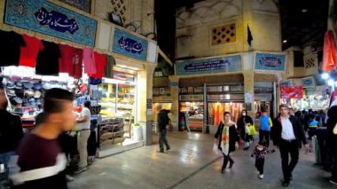  Tahran, Iran - 25 Ekim 2017: Kalabalık alleyway Tajrish ın Bazaarı döşeli güzel Farsça tarz ile işaretleri yukarıda kabinlerde, 25 Ekim, Tahran, İran.